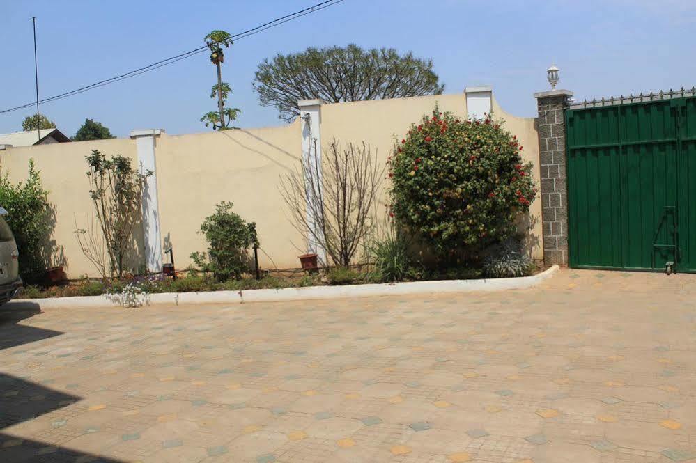 K.Meleon-Hotel Antananarivo Exterior photo